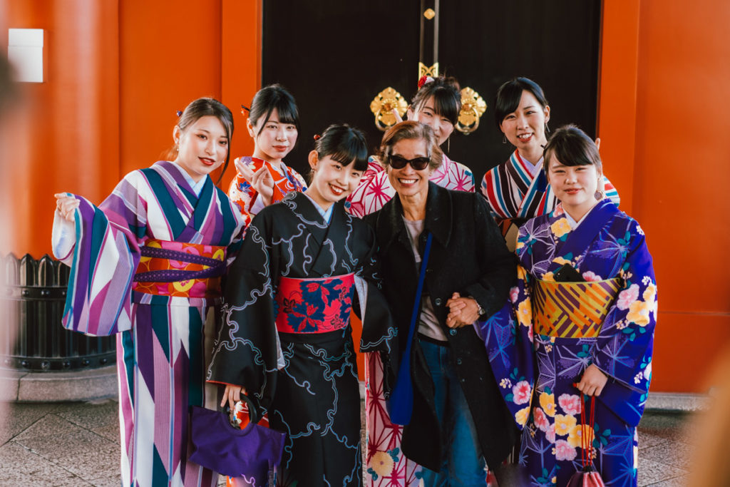 Touristes japonais qui se prennent en photo à Asakusa