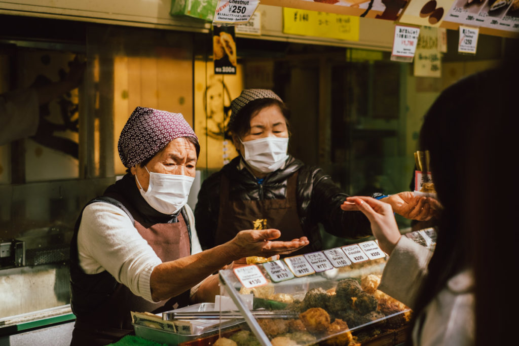 Sur le marché de rue d'Asakusa