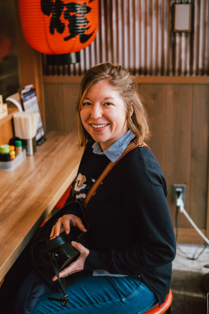 Femme dans un restaurant japonais à Tokyo