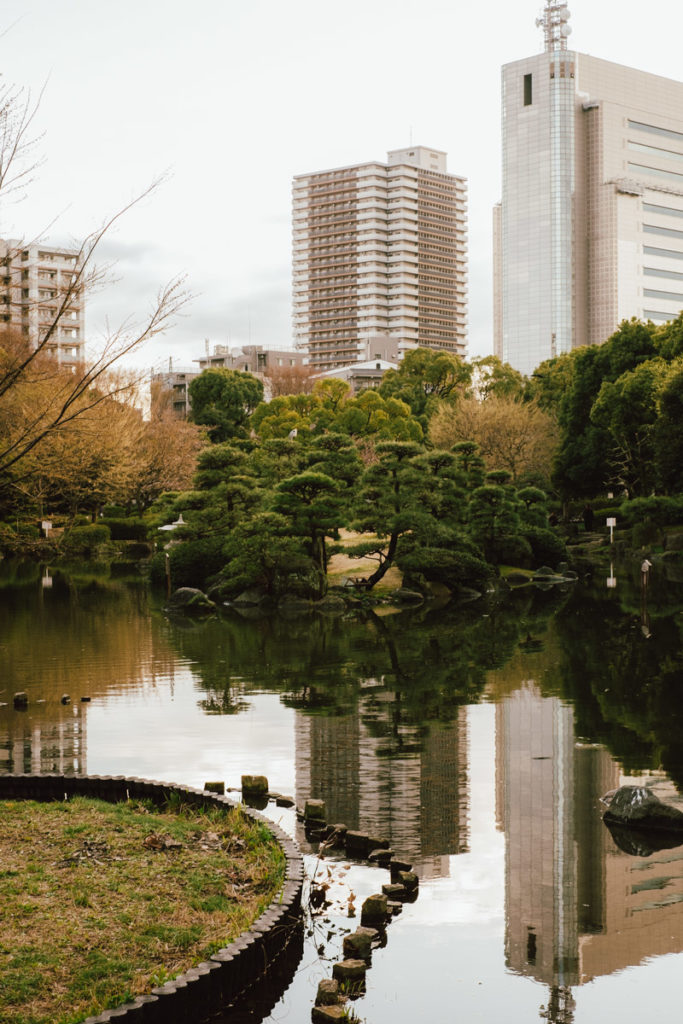 Reflet de bâtiment dans l'eau d'un parc au Japon