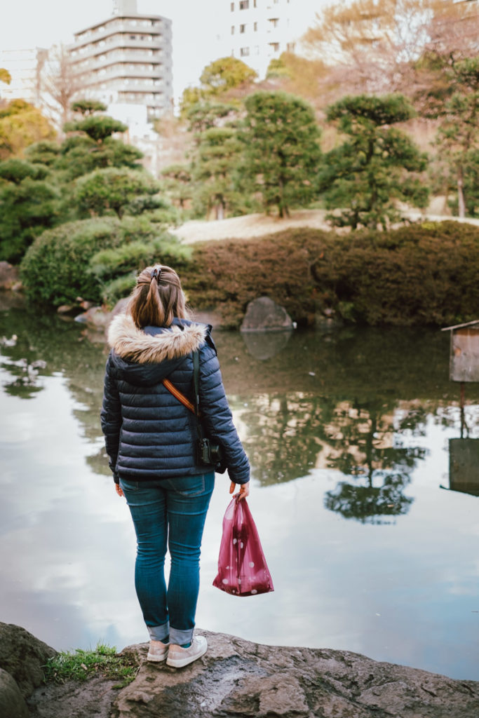 Femme dans un parc au Japon