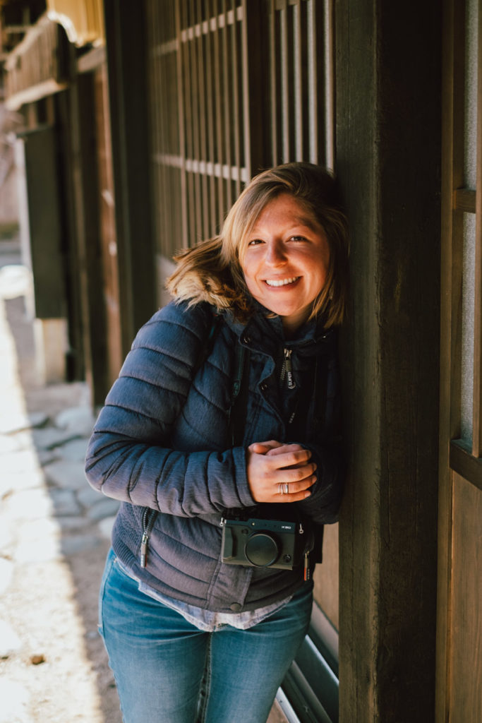 Portrait de femme dans le village de Shirakawa-go au fuji xt10