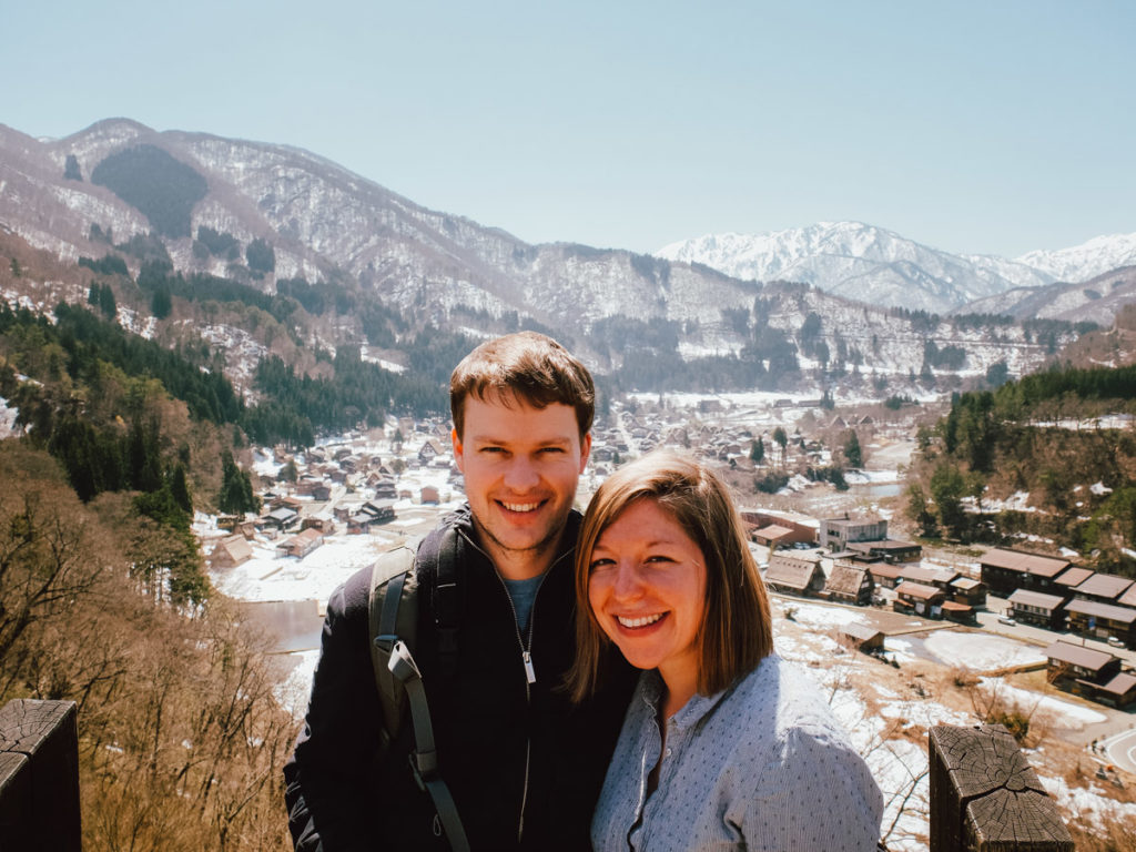 Portrait de couple en haut du village de Shirakawa-go dans les alpes japonaises