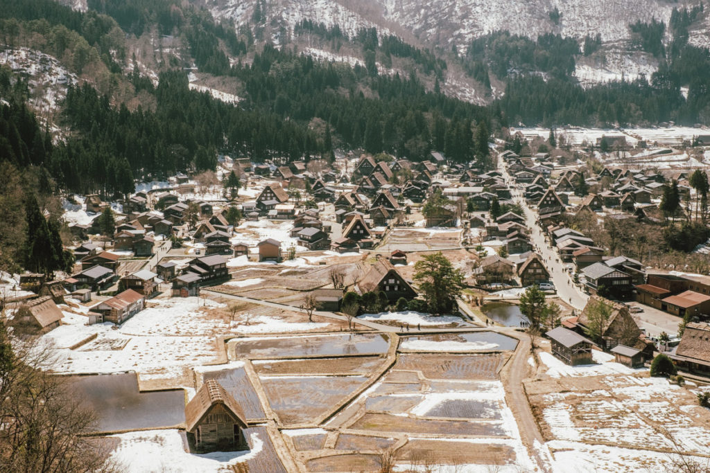 Vue d'en haut du village de Shirakawa-go dans les alpes japonaises