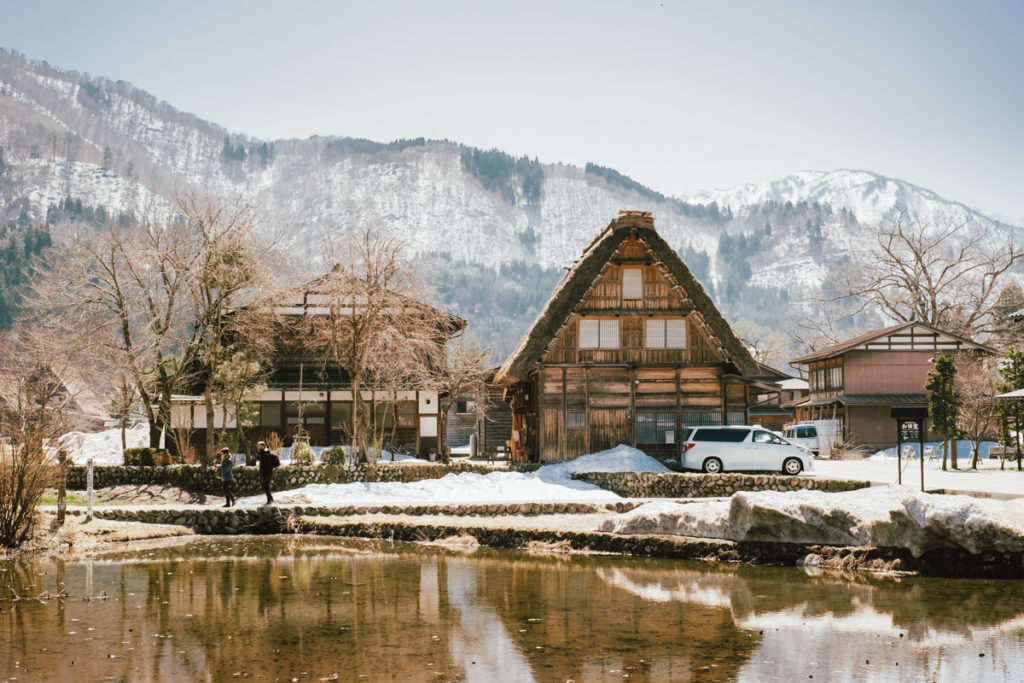 Le magnifique village de Shirakawa-go dans les alpes japonaises