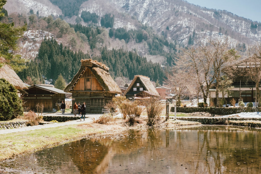 Le magnifique village de Shirakawa-go dans les alpes japonaises