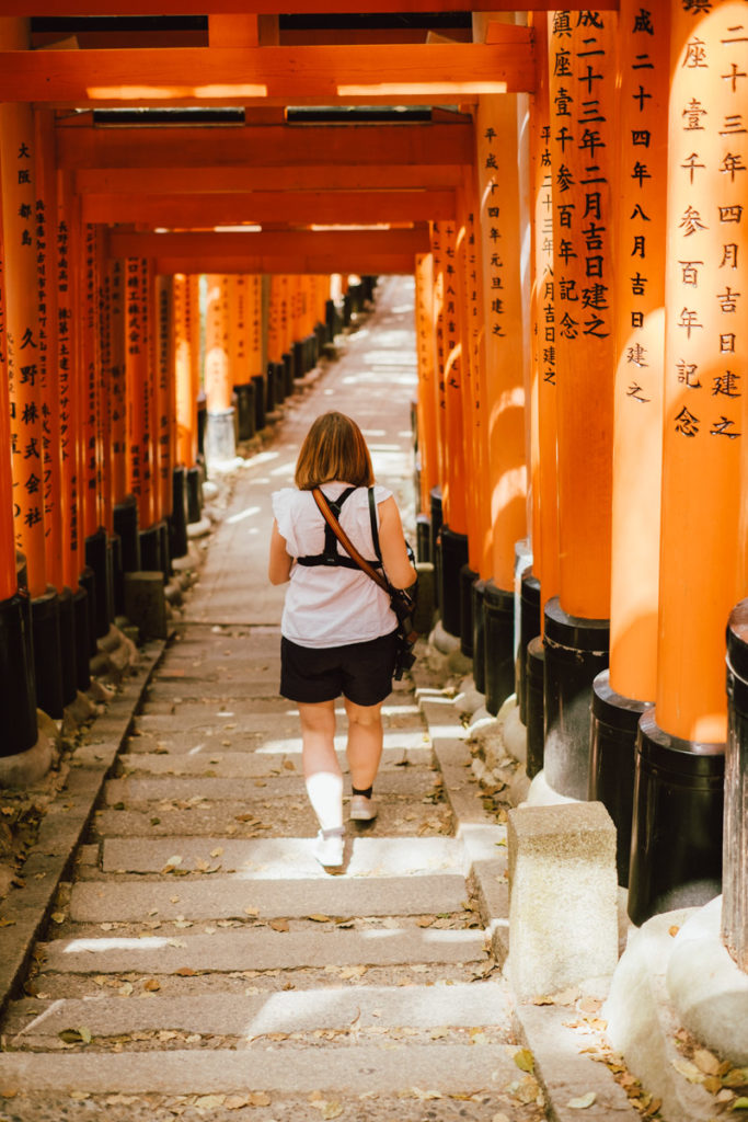 Descente du Fushimi Inari-Taisha à Kyoto au Japon