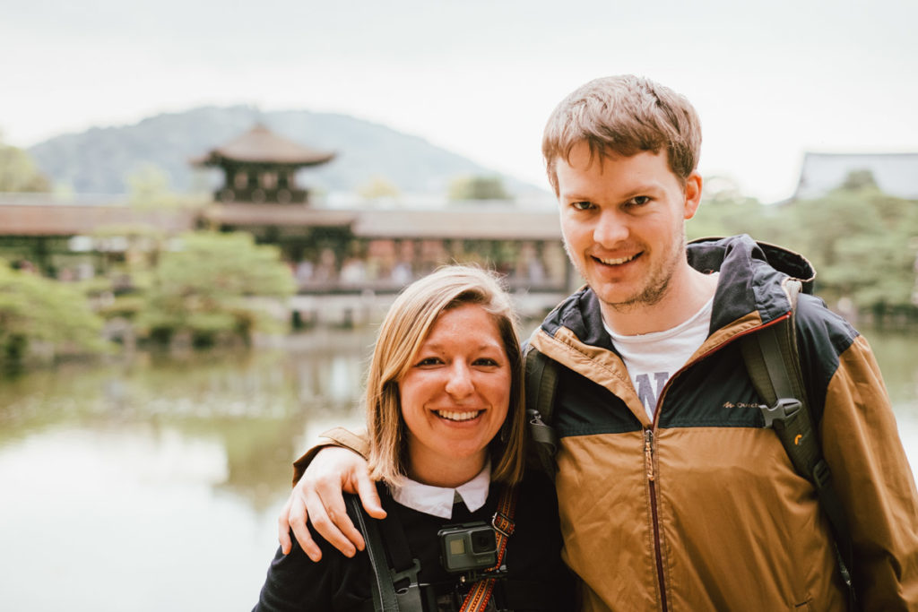 Portrait de couple au sanctuaire Heian-jingu à Kyoto au Japon