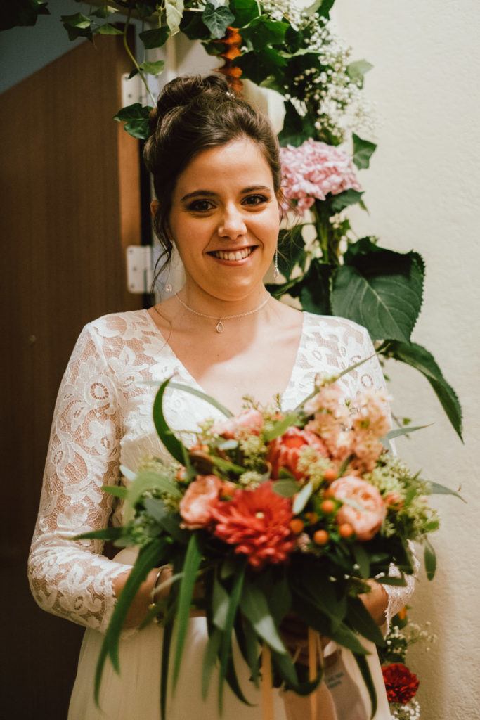 Jeune mariée avec son bouquet lors des préparatifs à Ixelles