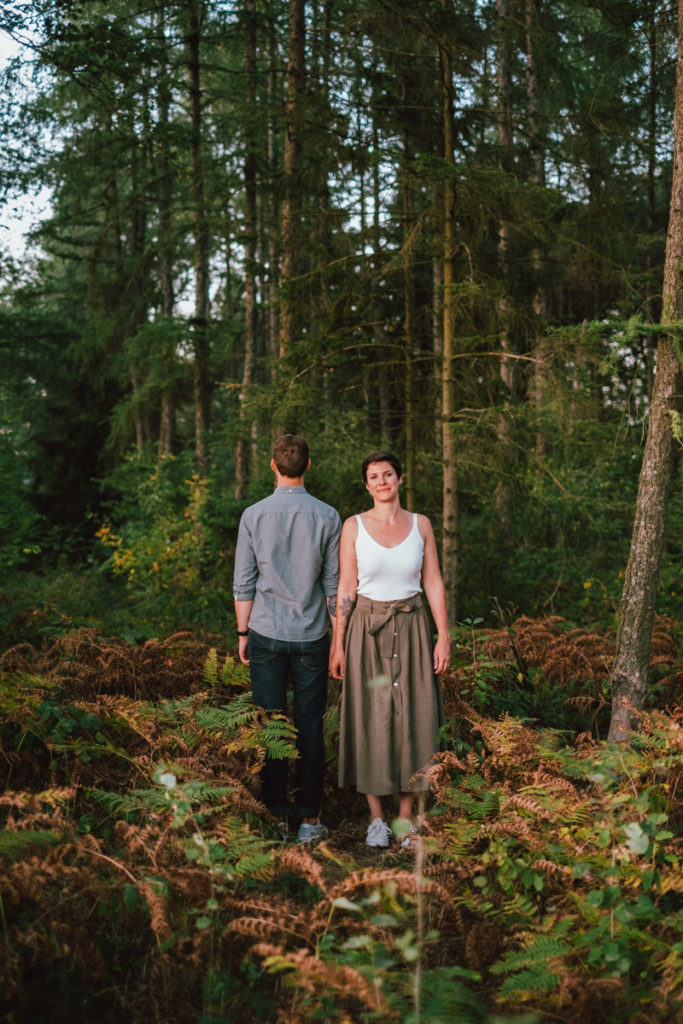 Séance couple dans les bois au coucher de soleil dans la région de Namur