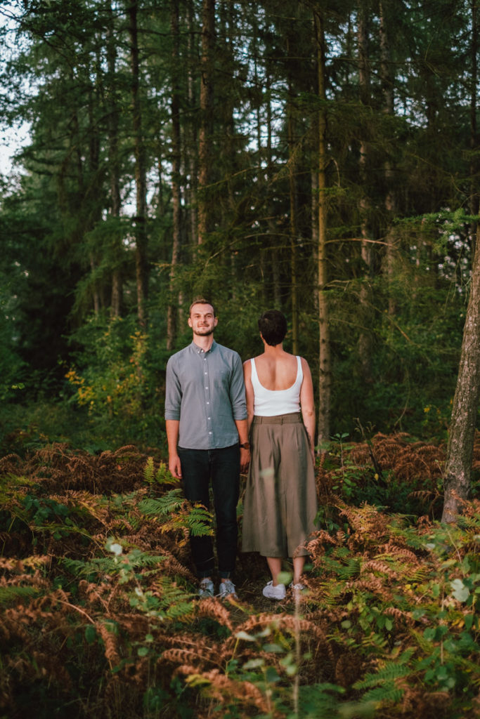 Séance couple dans les bois au coucher de soleil dans la région de Namur