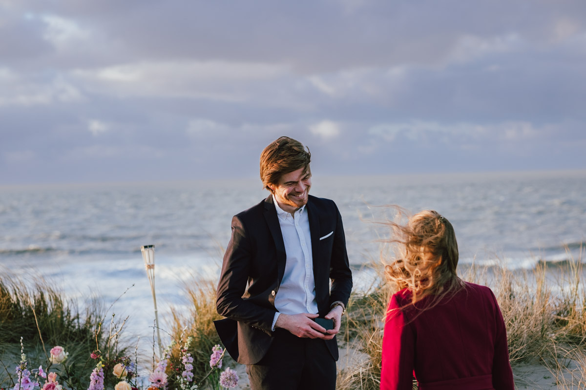 Demande en mariage sur la plage d'Ostende au coucher du soleil