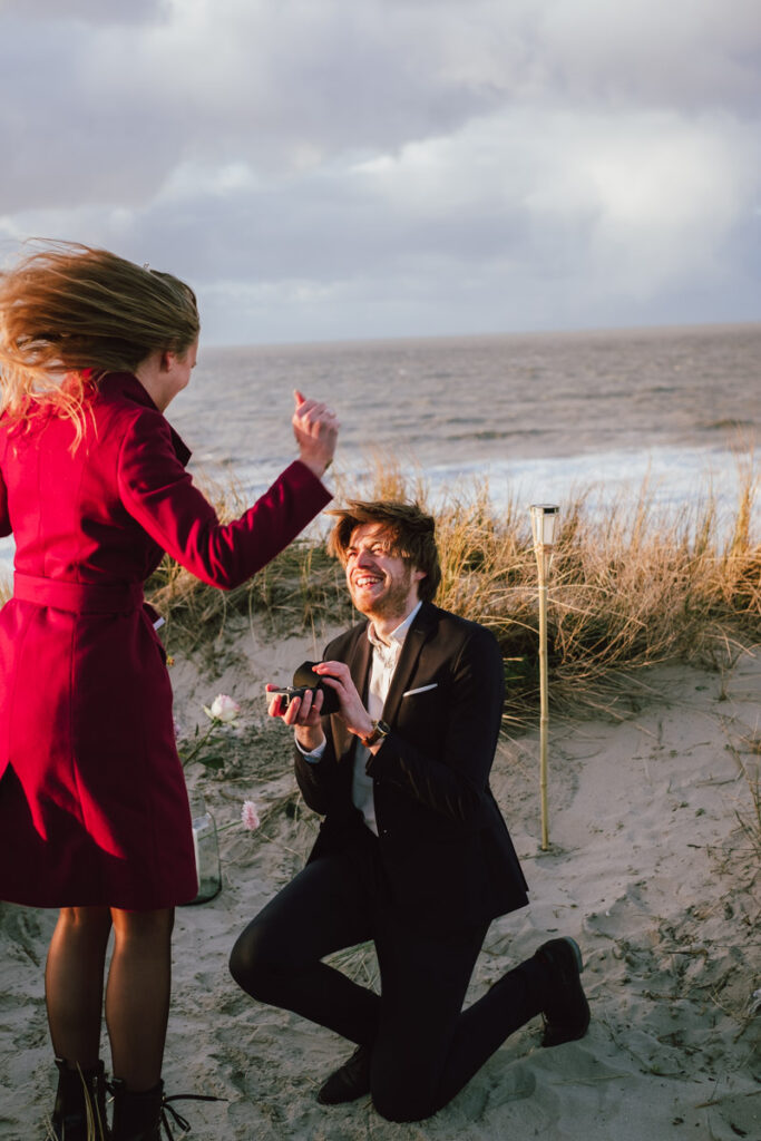 Demande en mariage sur la plage d'Ostende au coucher du soleil