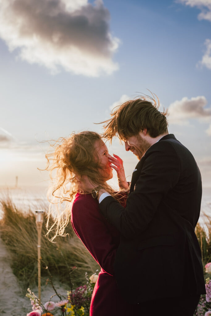 Demande en mariage sur la plage d'Ostende au coucher du soleil