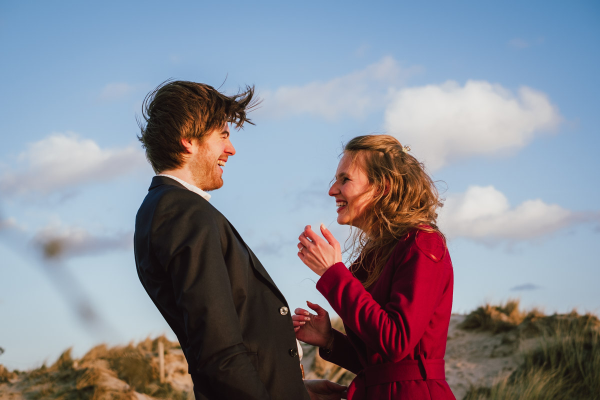 Demande en mariage sur la plage d'Ostende au coucher du soleil