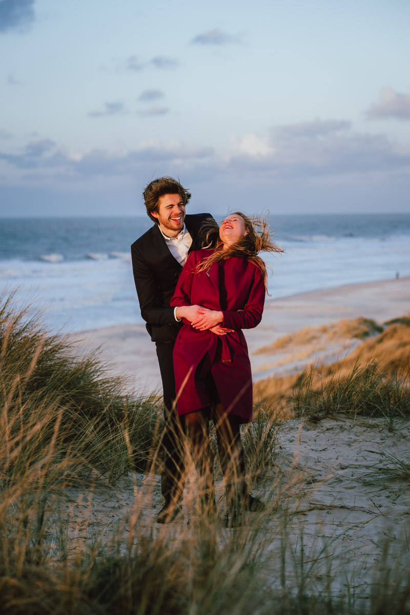 Demande en mariage sur la plage d'Ostende au coucher du soleil