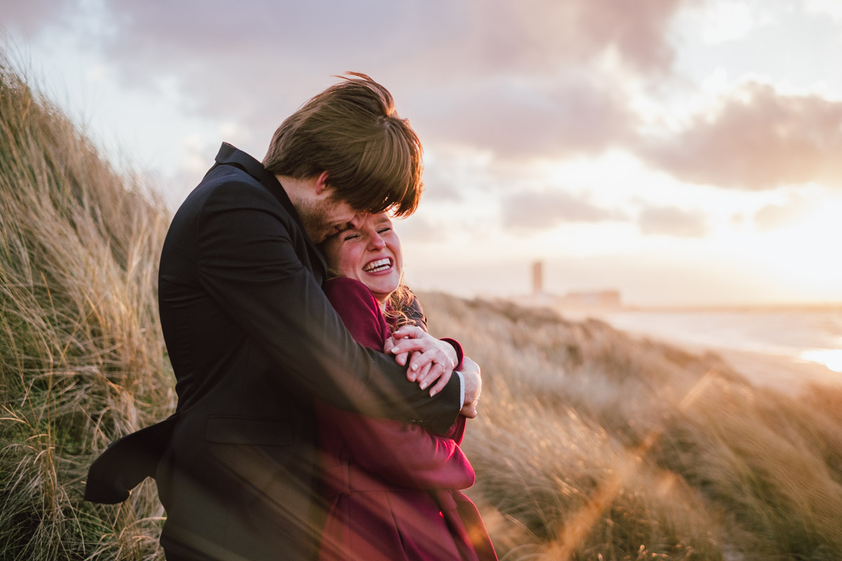 Demande en mariage sur la plage d'Ostende au coucher du soleil