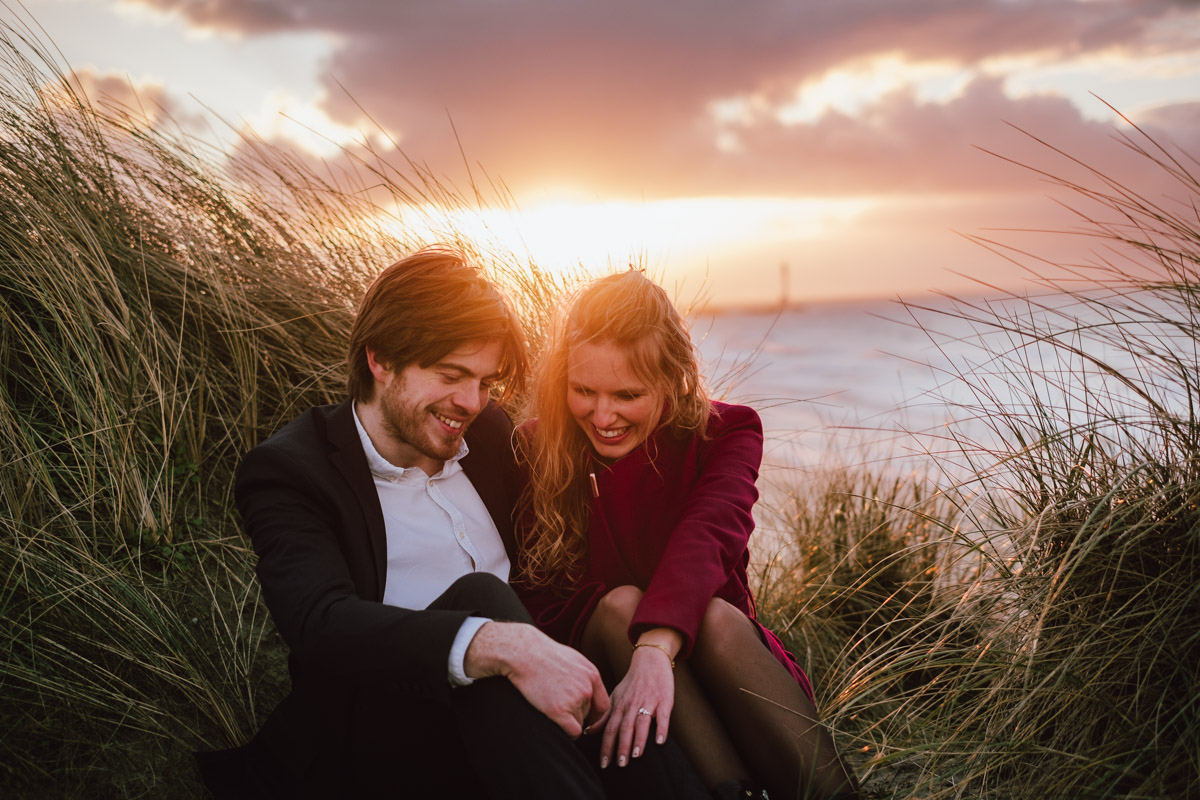 Demande en mariage sur la plage d'Ostende au coucher du soleil