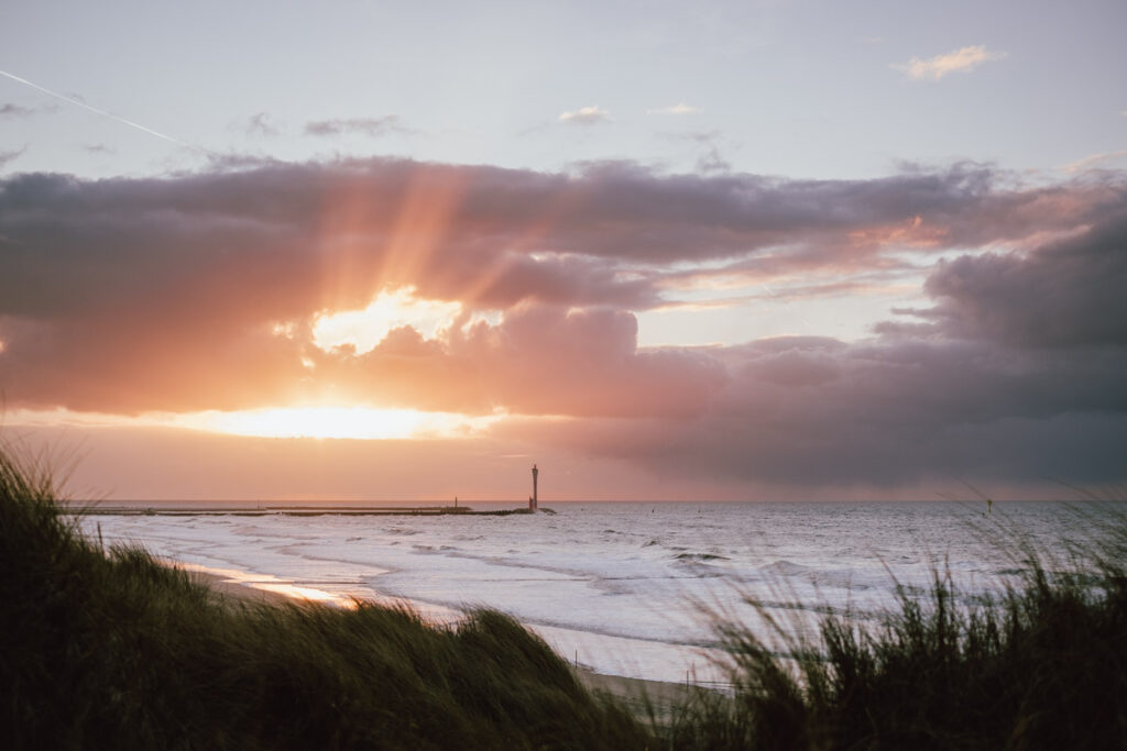 Demande en mariage sur la plage d'Ostende au coucher du soleil