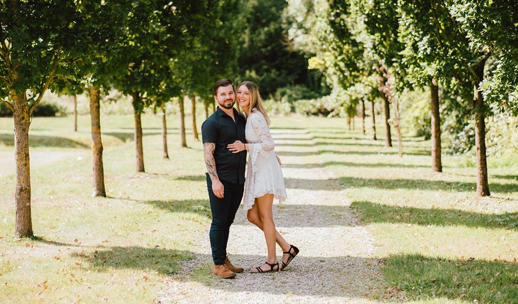 Couple amoureux dans le parc du Château de Seneffe