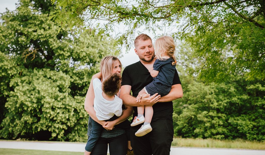 Photo de famille avec 2 enfants au Château de la Hulpe en été